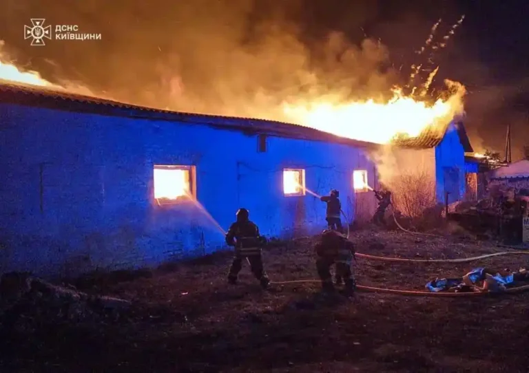 У селі Блощенці рятувальники ліквідували пожежу в меблевому цеху