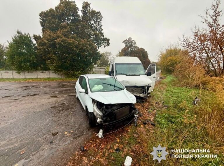 ДТП в Узині: після зіткнення Mercedes-Benz та Kia двох жінок госпіталізували